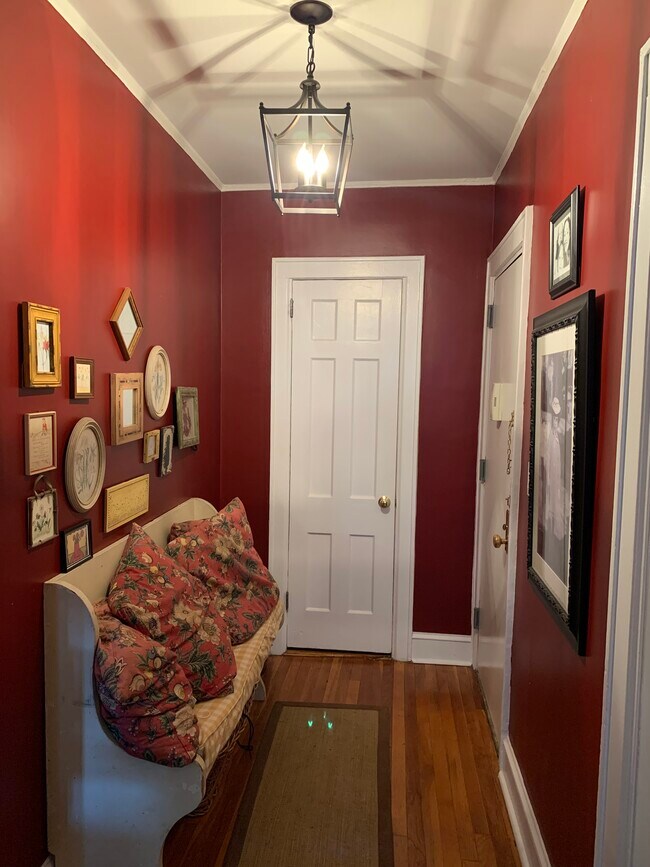 Foto del edificio - Conveniently Located Gorgeous 2 BDR Apt.