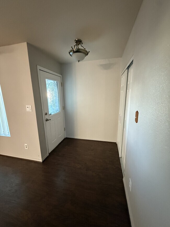 Foto del edificio - 422 Emery Dr