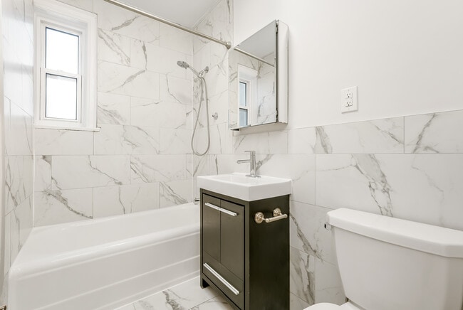 Building Photo - 464 & 448 Spadina Rd