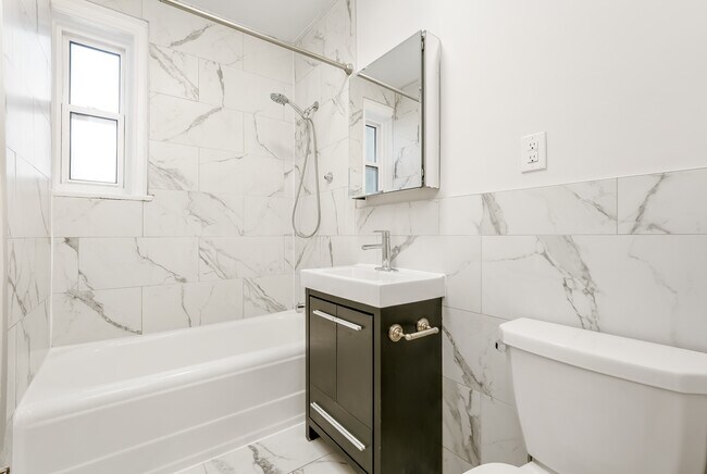 Photo du bâtiment - 464 & 448 Spadina Rd