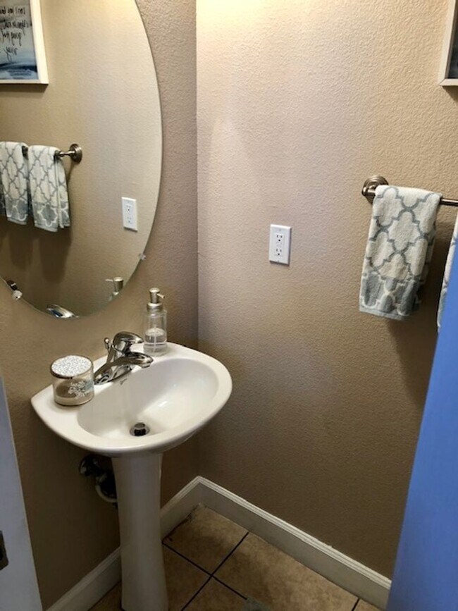 Building Photo - Great Gated Community Near Strip !!!!