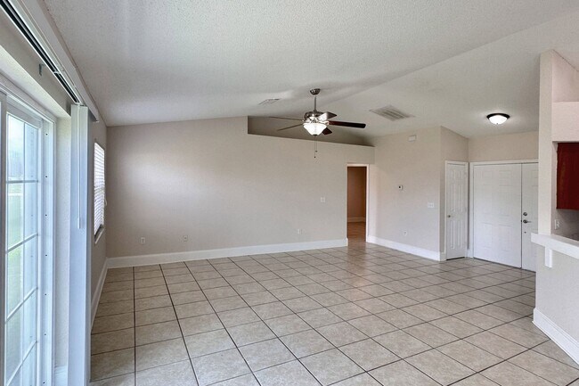 Foto del edificio - 332 Cloverdale Rd