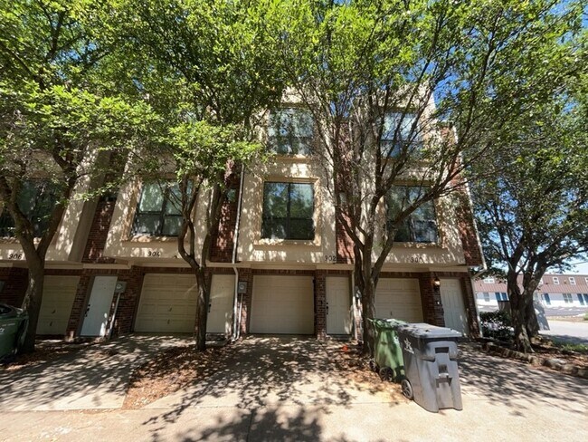 Building Photo - 902 E Glenn Crossett St