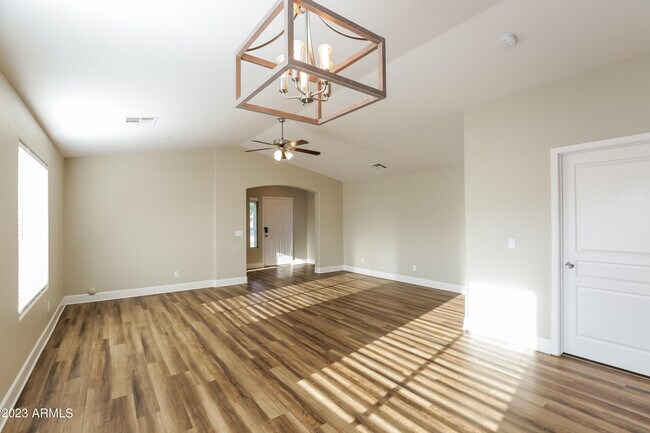 Foto del edificio - 12738 W Desert Mirage Dr