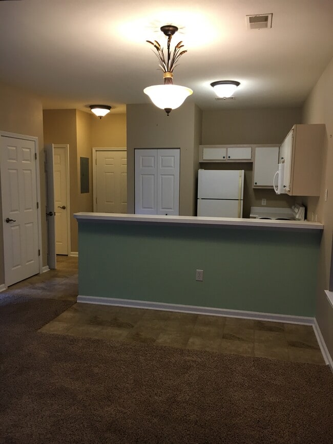 Building Photo - 1302 River Oaks Dr