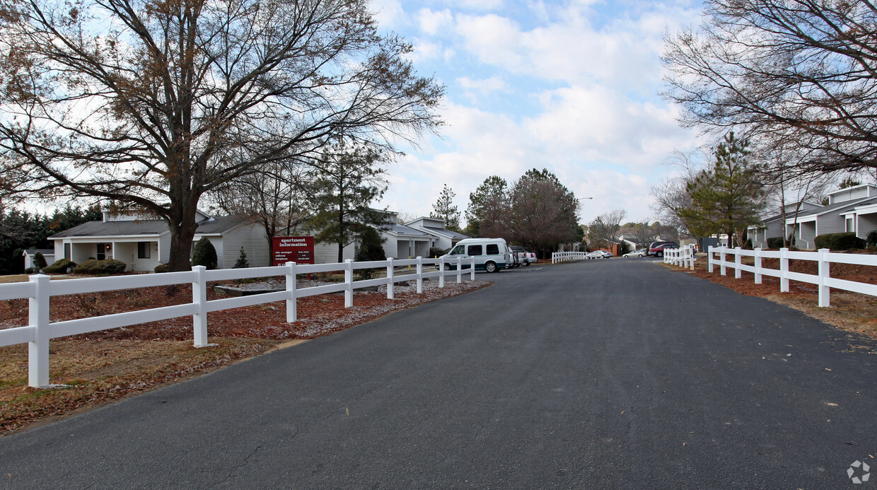 Primary Photo - The Hedges Apartments