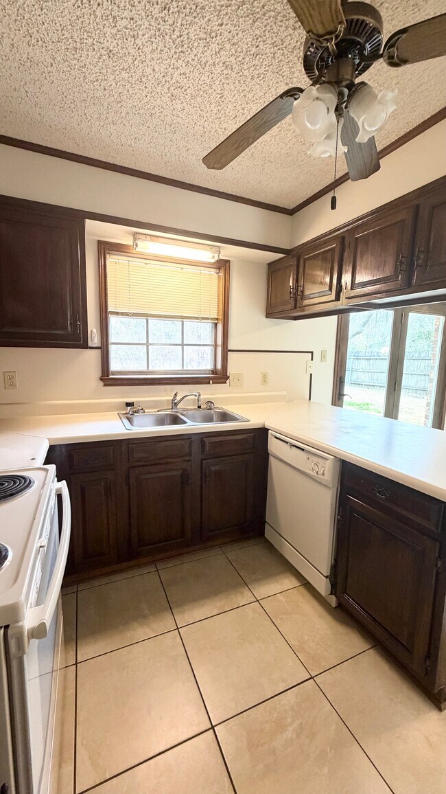 Building Photo - 610 Natalie Dr