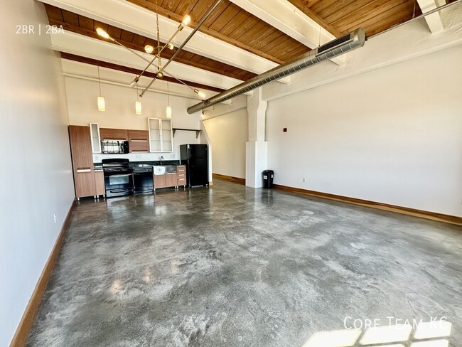 Building Photo - Two Bedroom Lofts in the Crossroads!