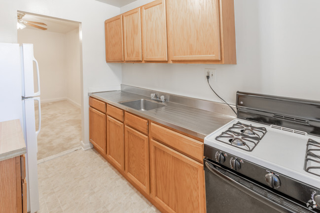 1 BR, 1 BA - 797 SF - Sheridan Apartments