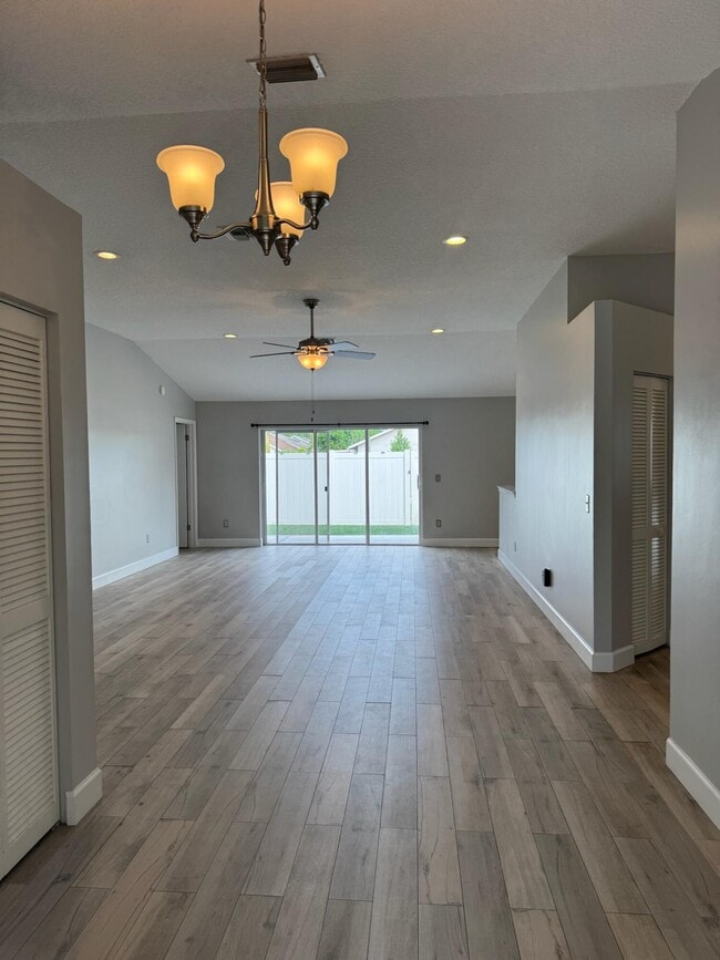 Building Photo - 12872 Meadowbend Dr