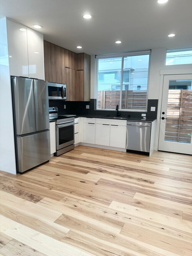 Foto del edificio - Just listed! Modern 2-bed, 2-bath Townhome...