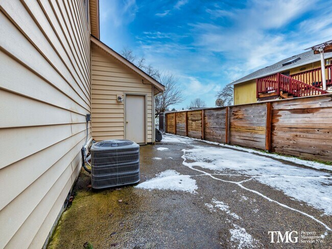 Building Photo - Centrally Located, 3 Bedrooms, 2.5 Bath, T...