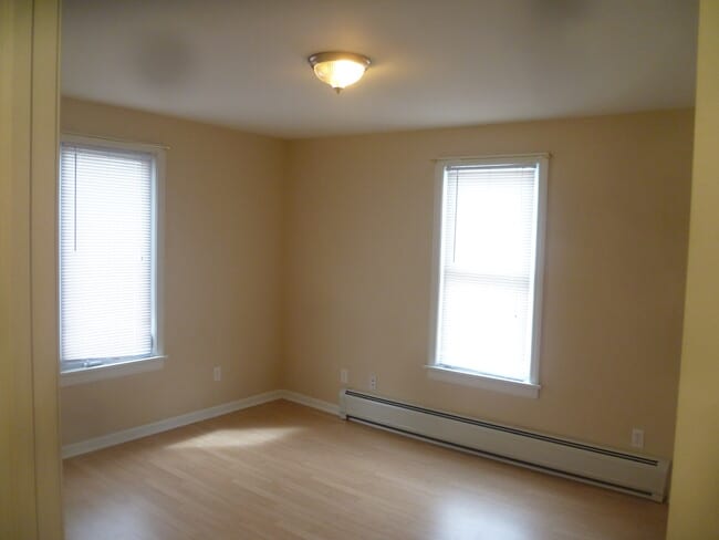 Building Photo - 302 Silver St