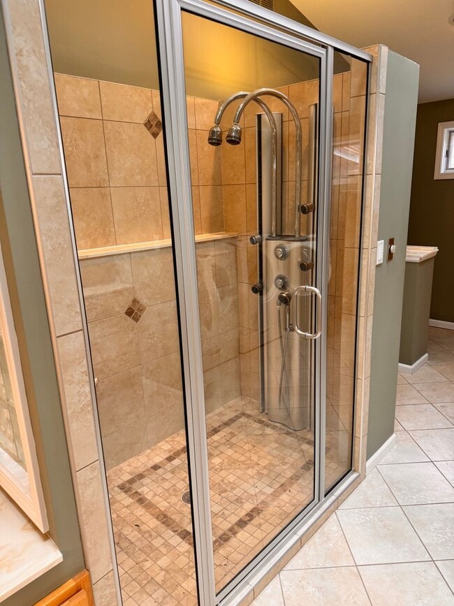 Building Photo - Nice large country setting close to town