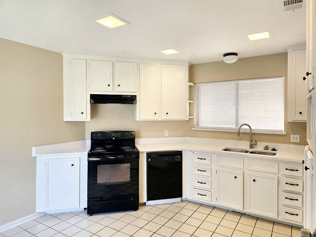 Building Photo - 16635 Neumann Dr