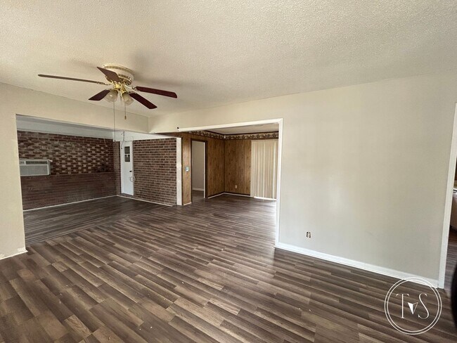 Foto del edificio - FALL MOVE-IN SPECIAL: 50% OFF 1st FULL MONTH'S RENT!**