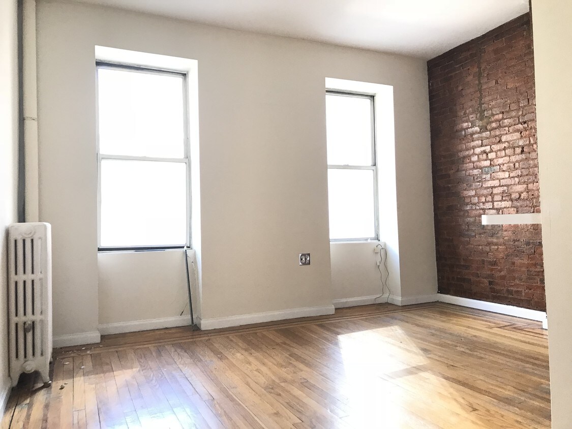 Primary Photo - 326 W 47th St