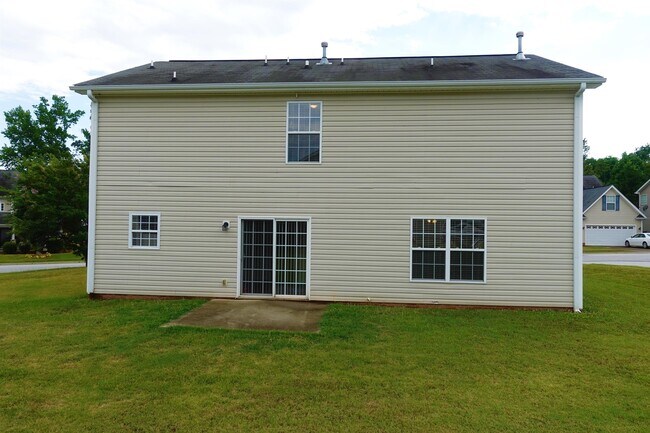 Building Photo - 104 Whitethorn Ln