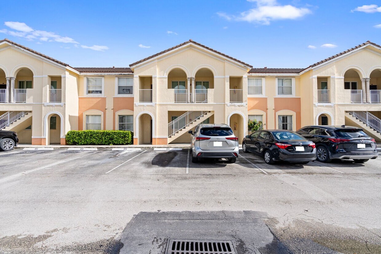 Foto principal - 2-bath condo on the 2nd floor with a newly...