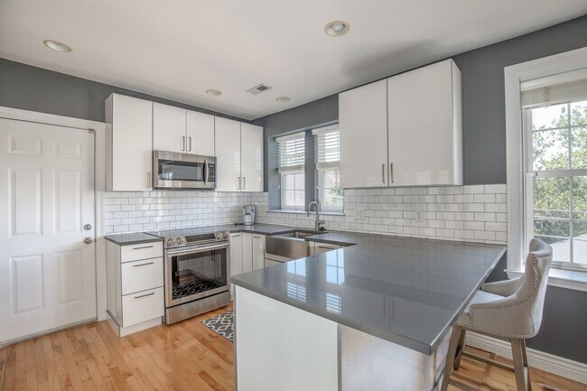 Foto del edificio - Beautiful Clayton Condo