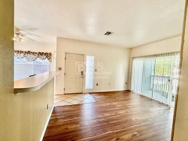 Foto del edificio - 8416 Pebble Creek Way