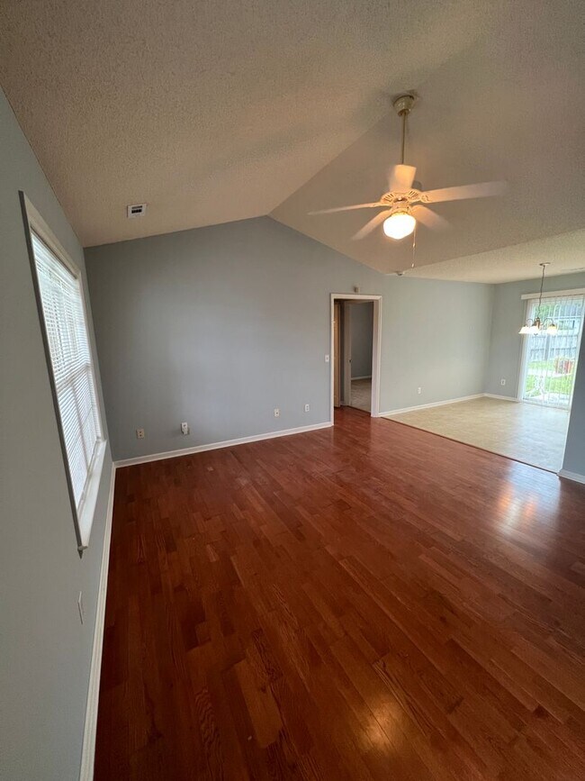 Foto del edificio - Welcome to this charming 3-bedroom, 2-bathroom home located in the desirable Ogden area of Whitne...