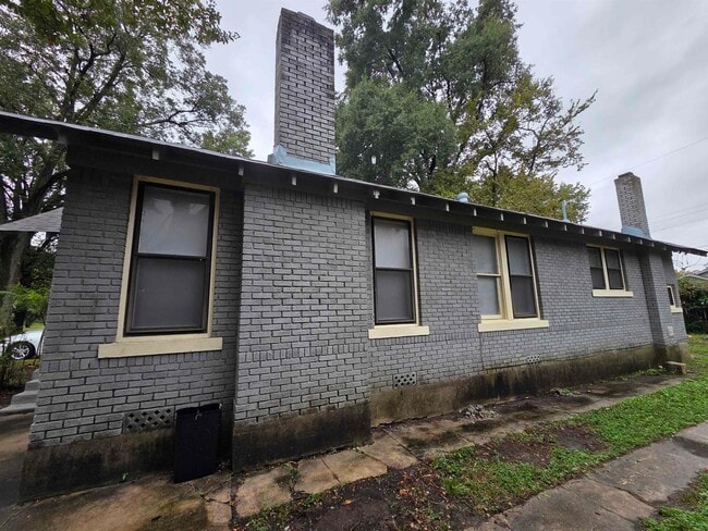Building Photo - 637 N Willett St