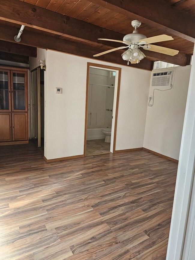 Building Photo - 6323 Lindley Ave