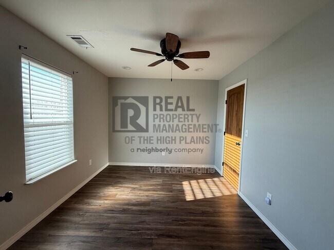 Foto del edificio - 13055 Raymond Rd