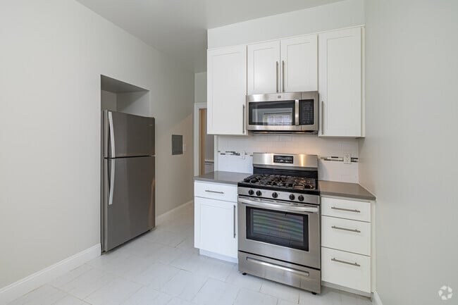 1BR, 1BA w/Dining Area - 671SF - Kitchen - 128 Broad Street Apartments