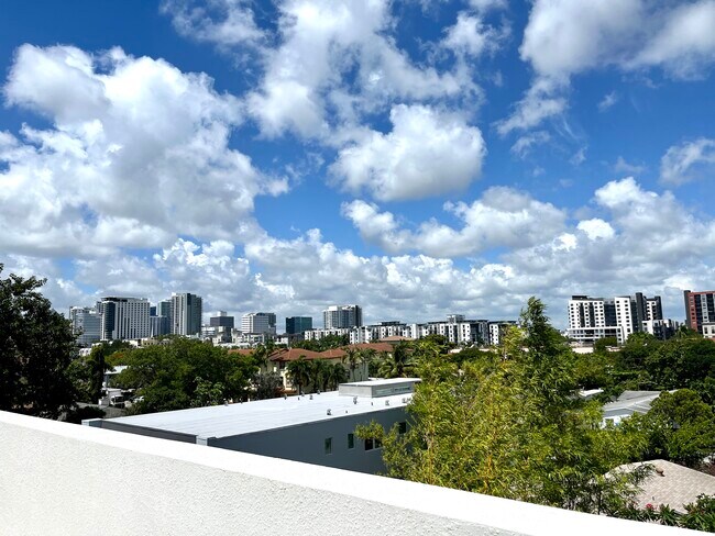 Close proximity to Las Olas and Downtown Fort Lauderdale - 812 NE 7th St