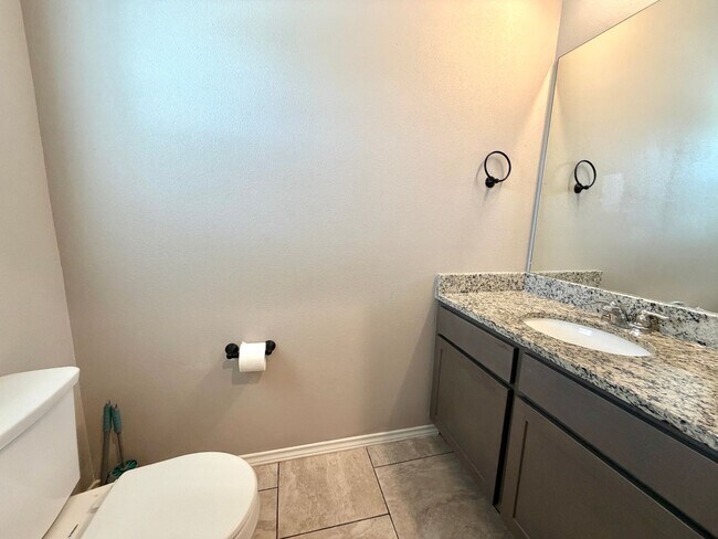 Foto del edificio - Corner Unit Townhome with 3 Bedrooms, Garage & Private Yard