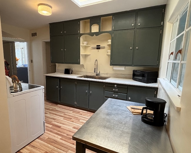 Building Photo - 700 N Monterey Ave