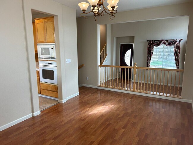 Building Photo - Beautiful Tri-Level Shadow Lakes Home. 5 B...