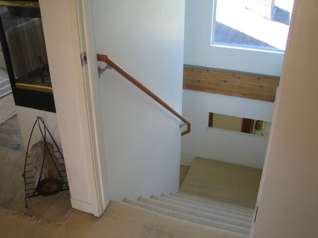 Escalera - 3809 Buena Park Dr