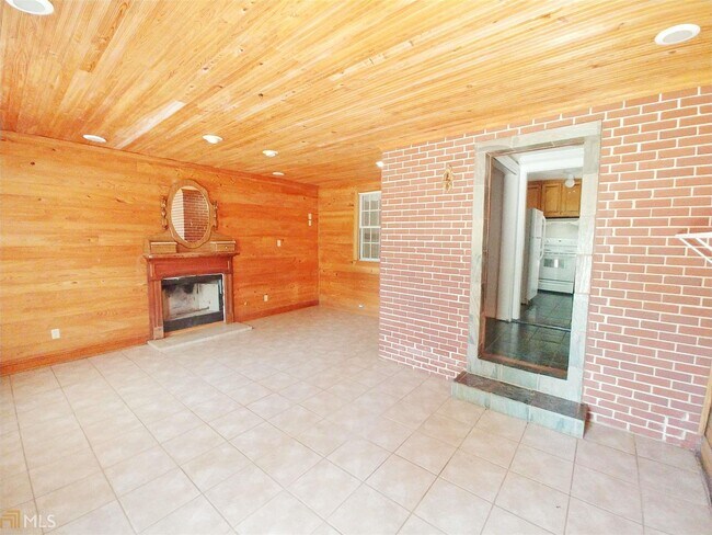 Building Photo - 379 Fayetteville Rd