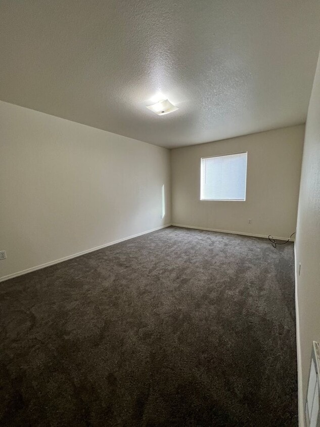 Building Photo - Two Bedroom, One Bathroom Apartment