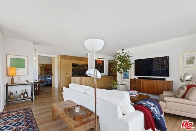 Foto del edificio - 8787 Shoreham Dr