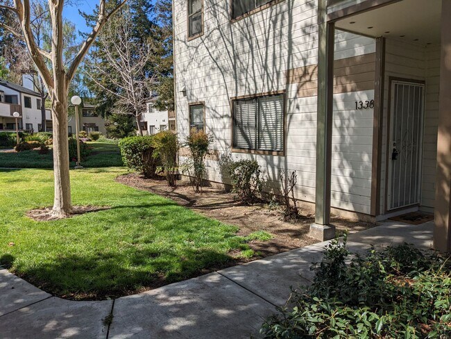 Foto del edificio - Ground floor Condo with Garage