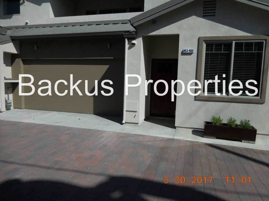 Primary Photo - Wonderful townhouse in downtown Hollisster