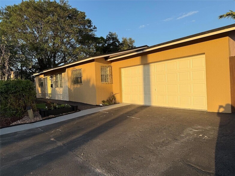 Primary Photo - 602 NE 38th St