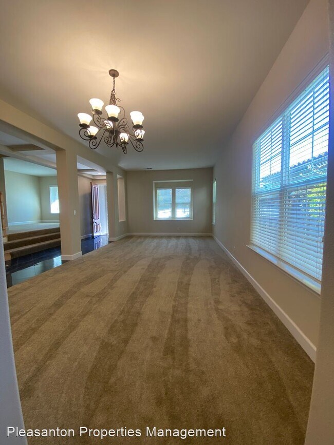 Building Photo - 4 br, 3.5 bath House - 108 Macedon Ct.