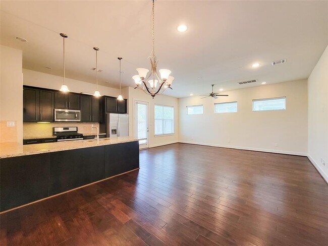 Foto del edificio - 1815 Crestdale Dr