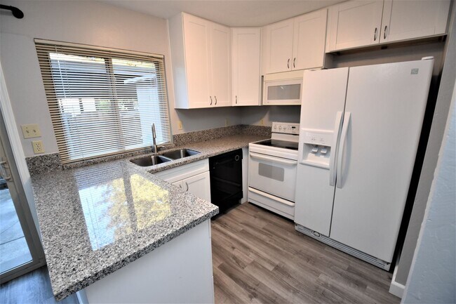 Foto del edificio - 8744 Woodman Way