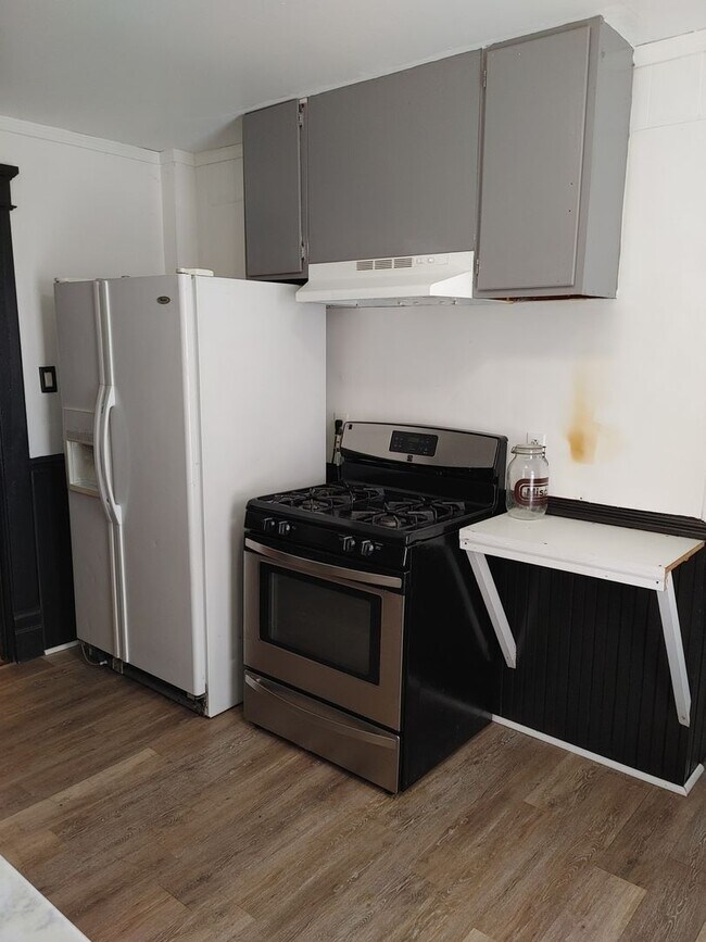 Building Photo - SPACIOUS 3 BEDROOM DUPLEX