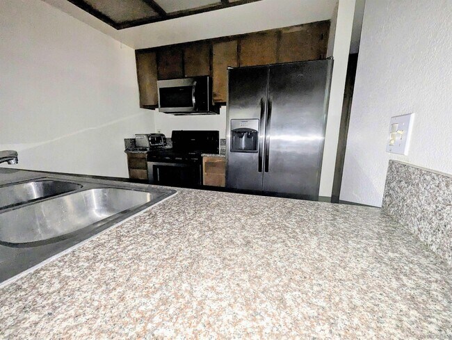 Foto del edificio - 7845 Golfcrest Dr