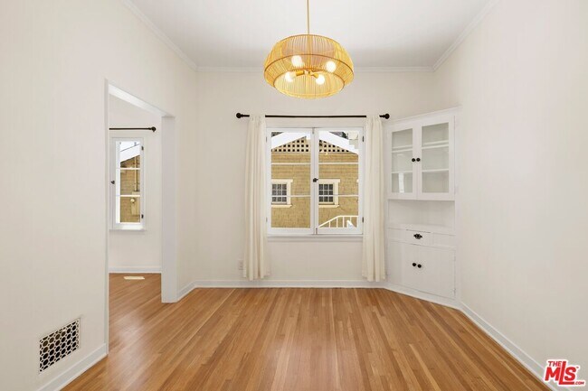 Foto del edificio - 2011 Beachwood Dr