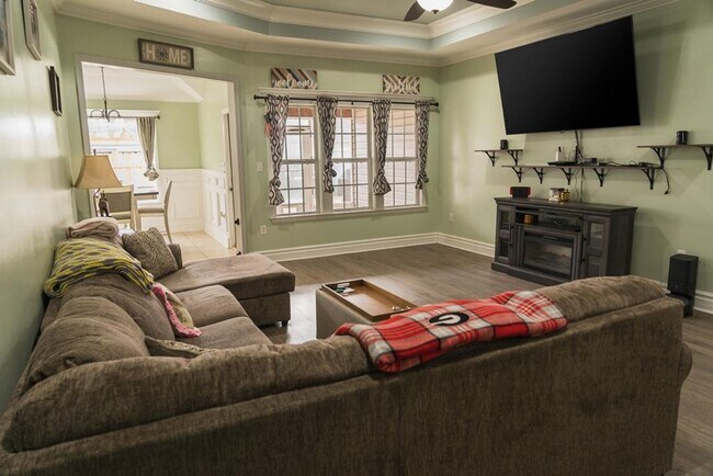 Foto del edificio - POOL - Elegant 4-Bedroom Home with Fenced Yard