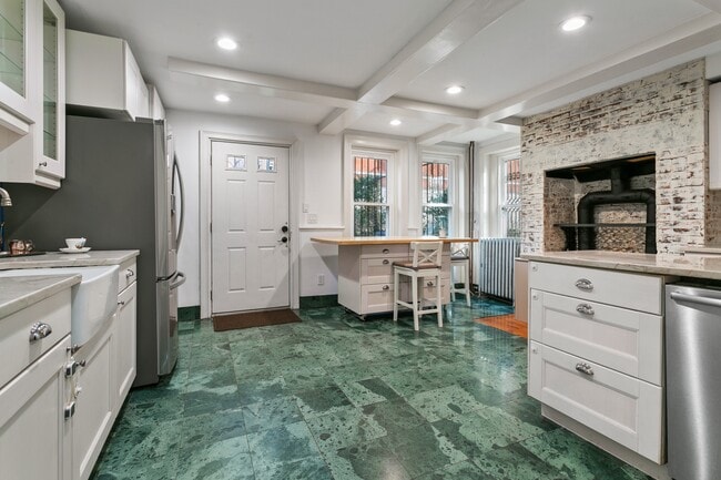 Building Photo - Huge Paulus Hook Duplex Apt w/Pvt Yard
