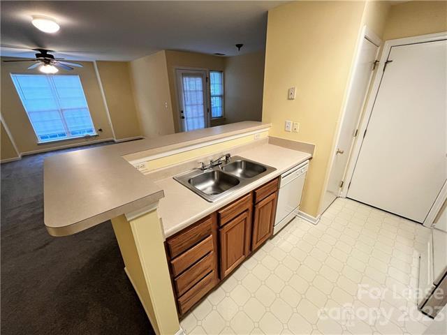Foto del edificio - 9810 Campus Walk Ln